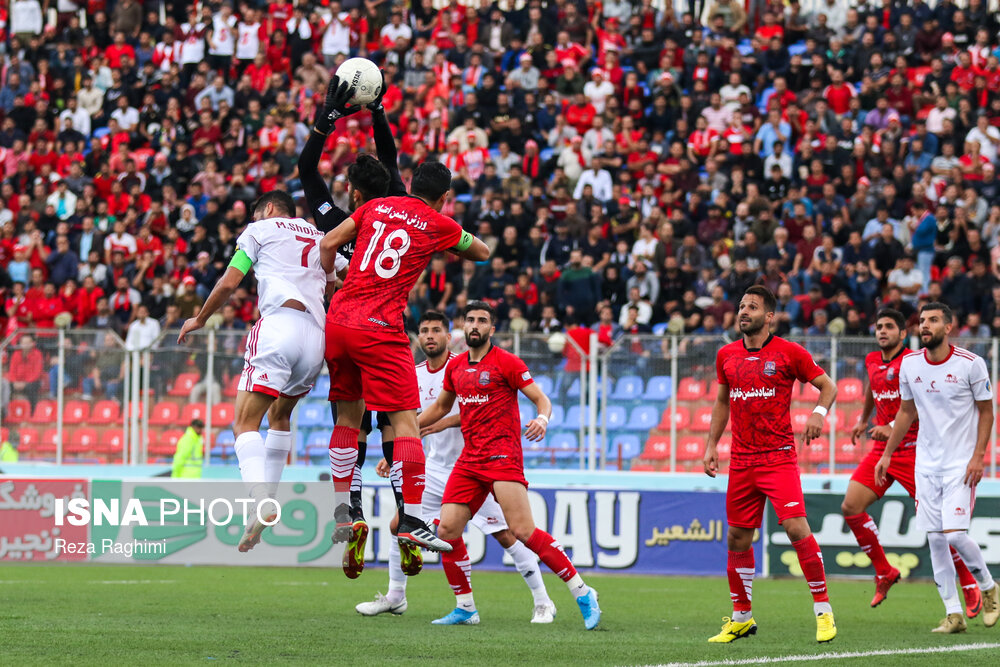 درگیری تماشاگران در حاشیه بازی فوتبال نساجی و تراکتور