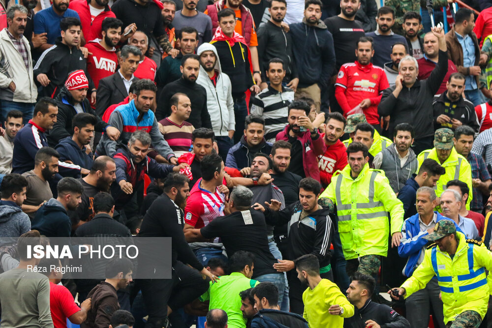 درگیری تماشاگران در حاشیه بازی فوتبال نساجی و تراکتور