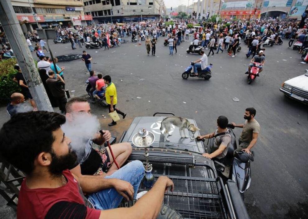قلیان کشی وسط میدان جنگ!