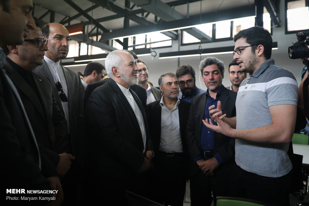 بازدید وزیر امور خارجه از کارخانه نوآوری آزادی