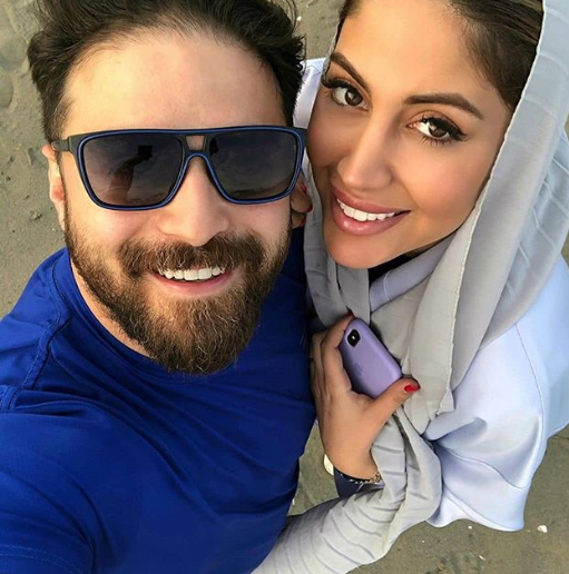 بابک جهانبخش شاد و خندان در کنار یارش
