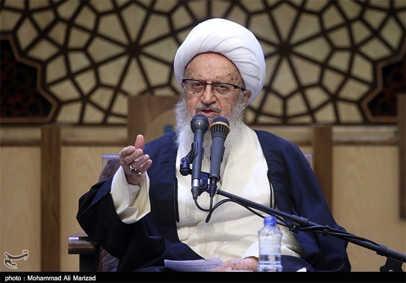 ماجرای جوانی که در مقابل آیت‌الله مکارم خنجر کشید!