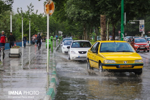 بارش باران جنوب استان اصفهان را فرا می گیرد