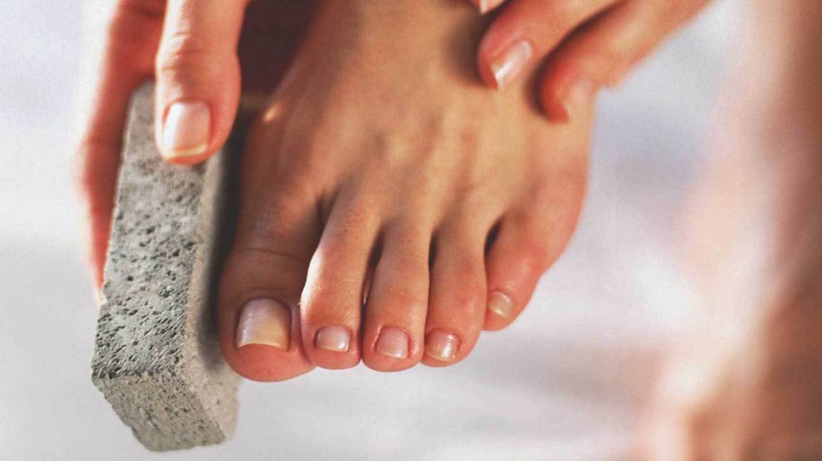 ۸ دستورالعمل تهیه اسکراب پا خانگی برای پاهای خسته و ترک خورده