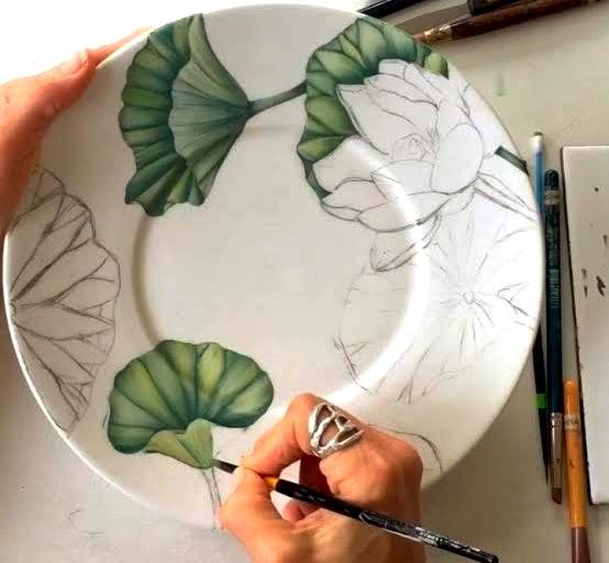 آموزش طرح و نقشی زیبا روی ظروف چینی ساده