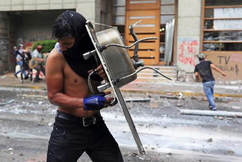 استفاده از سینک ظرفشویی به عنوان سپر در جریان تظاهرات ضددولتی شیلی!