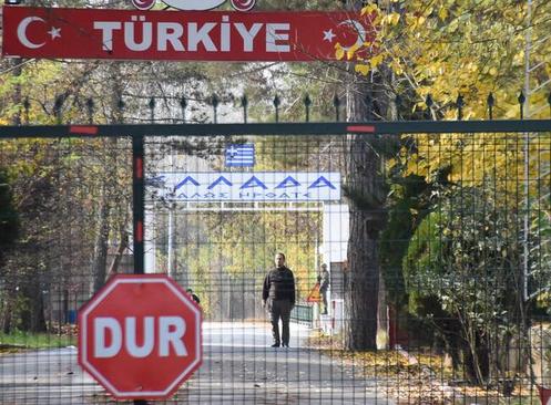 عکس/ وضعیت بی‌وطنی یک داعشی در مرز ترکیه و یونان