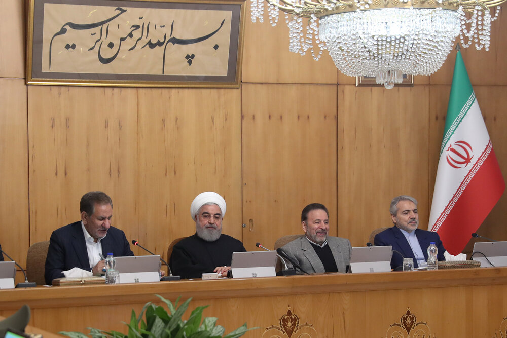 عکس/ گپ و گفت روحانی و نوبخت در جلسه هیئت دولت