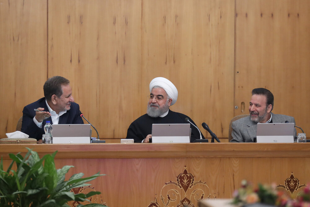 عکس/ گپ و گفت روحانی و نوبخت در جلسه هیئت دولت