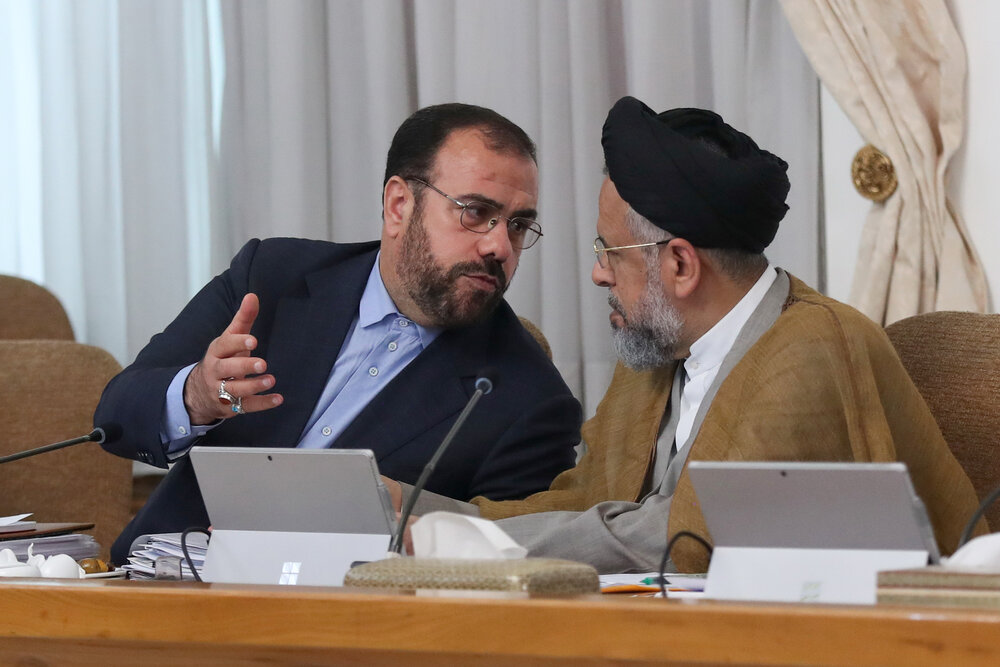 عکس/ گپ و گفت روحانی و نوبخت در جلسه هیئت دولت