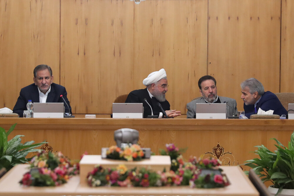 عکس/ گپ و گفت روحانی و نوبخت در جلسه هیئت دولت