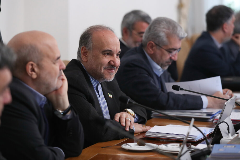 عکس/ گپ و گفت روحانی و نوبخت در جلسه هیئت دولت