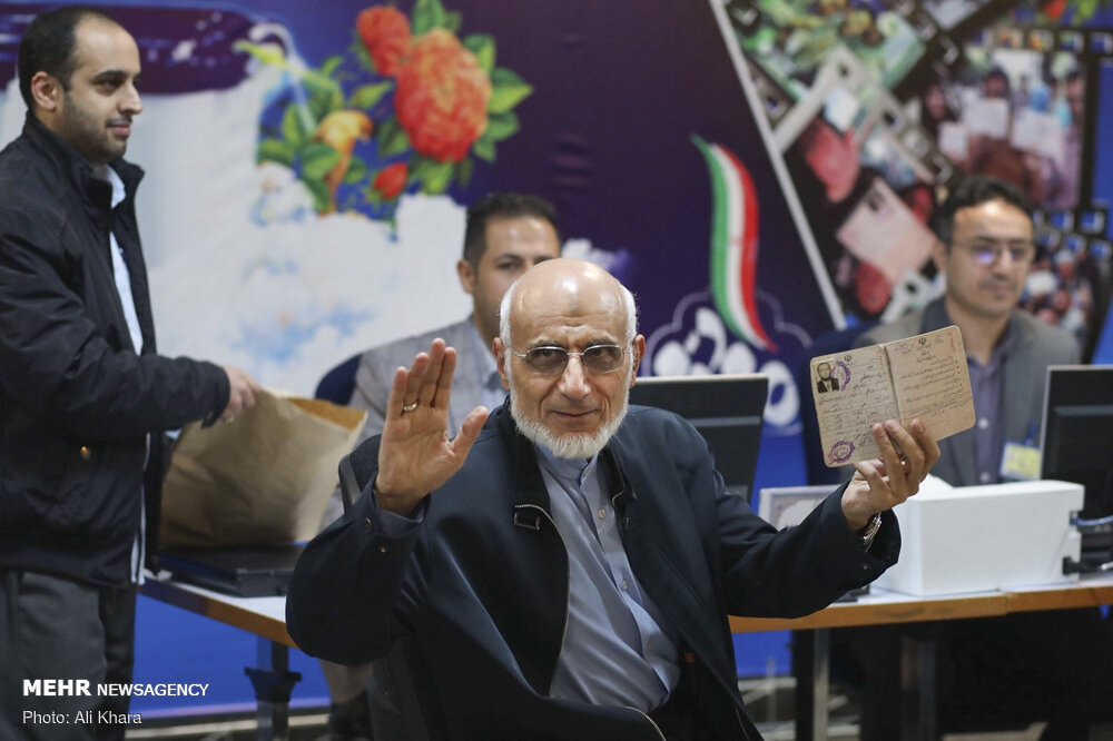 عکس/ رقیب روحانی در انتخابات ریاست‌جمهوری در صف بهارستان