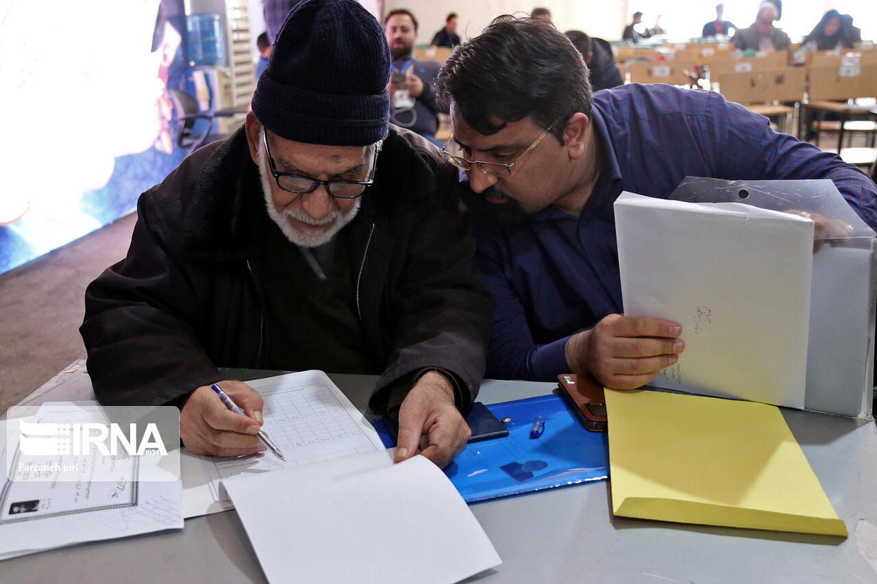 تصاویری جالب در حاشیه نام‌نویسی داوطلبان انتخابات مجلس