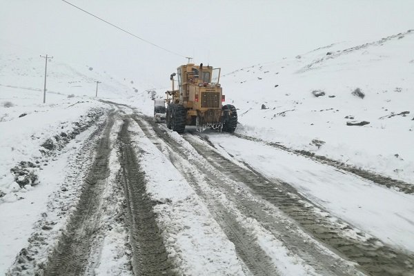 برف راه ارتباطی ۱۰۰ روستای کوهرنگ را مسدود کرد