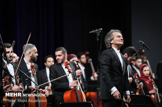 ارکستر نیلپر به رهبری «نوید گوهری» روی صحنه می‌رود