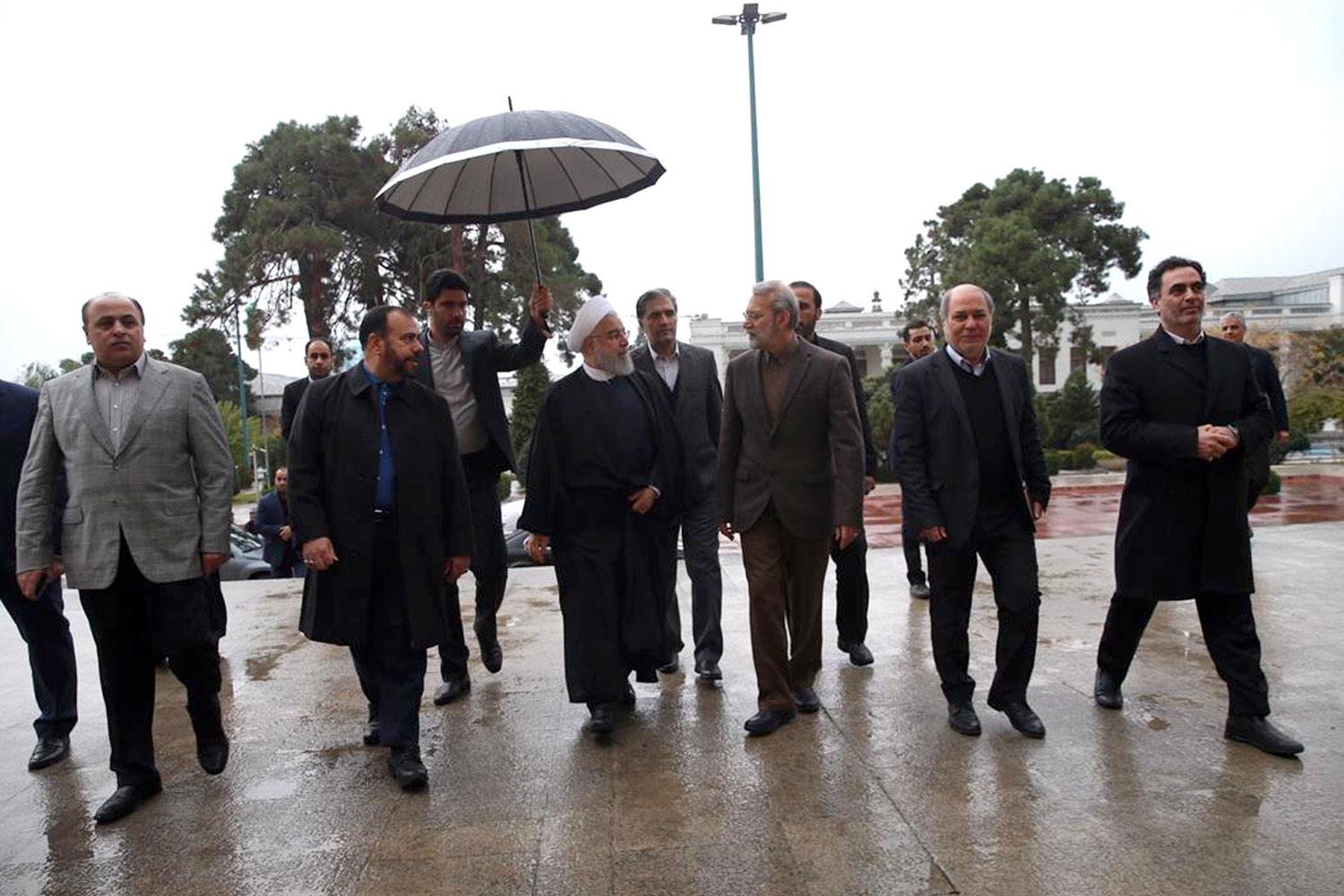 عکس/ استقبال لاریجانی از روحانی در یک روز بارانی