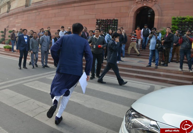 صحنه تأمل برانگیز وزیر راه‌آهن هند در مقابل پارلمان!