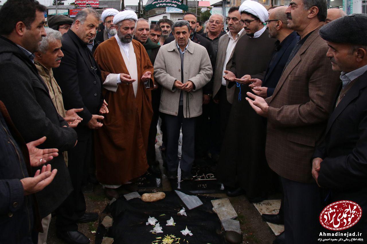 عکس/ حضور احمدی نژاد در مجلس ختم مادر مشایی	