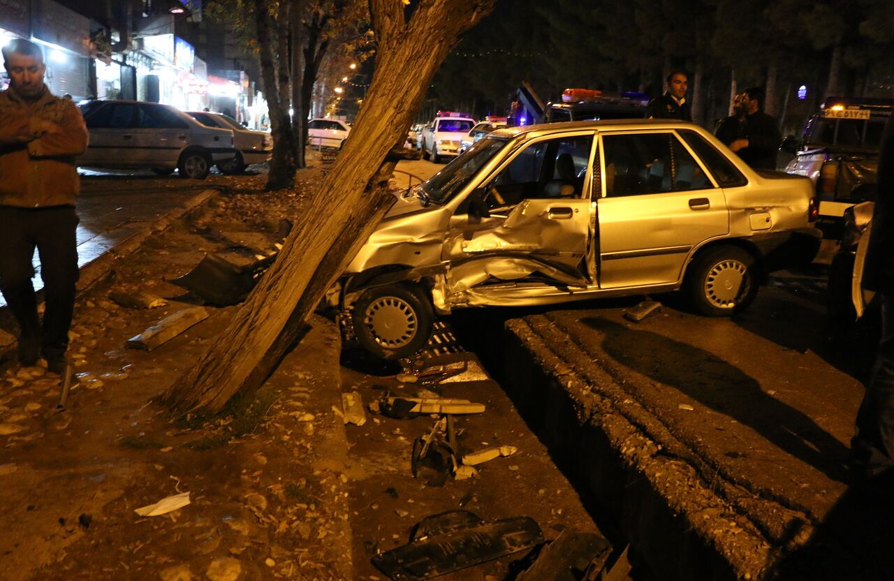 عکس/تصادف زنجیره‌ای در یاسوج به دلیل لغزندگی جاده‌ها