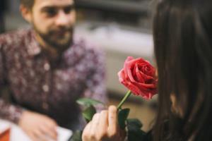 جملات عاشقانه که زنان را مجذوب می کند