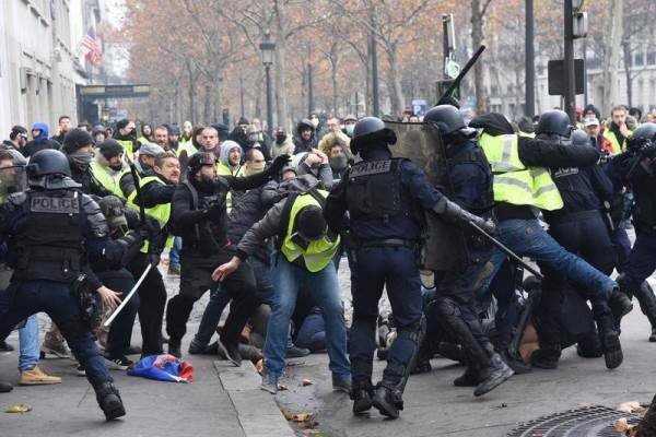 880 هزار کارگر خشمگین در فرانسه علیه ماکرون به خیابان‌ها آمدند