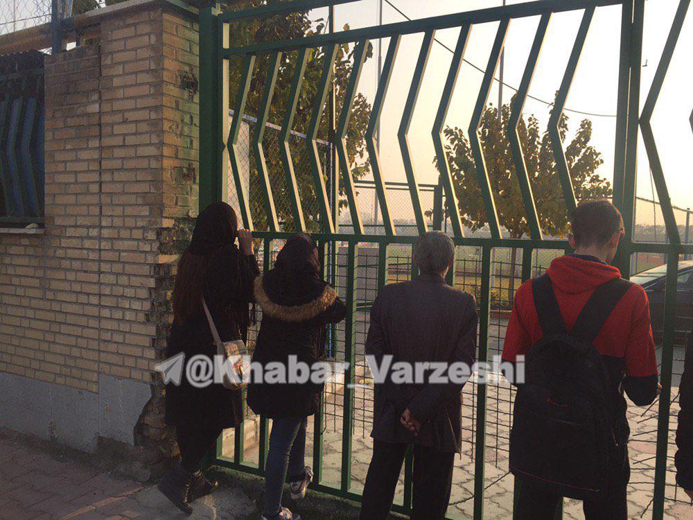 دختران هوادار پرسپولیس در حال تماشای بازی از پشت نرده