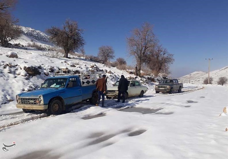 عکس/۱۵ معلم بویراحمدی در برف گرفتار شدند