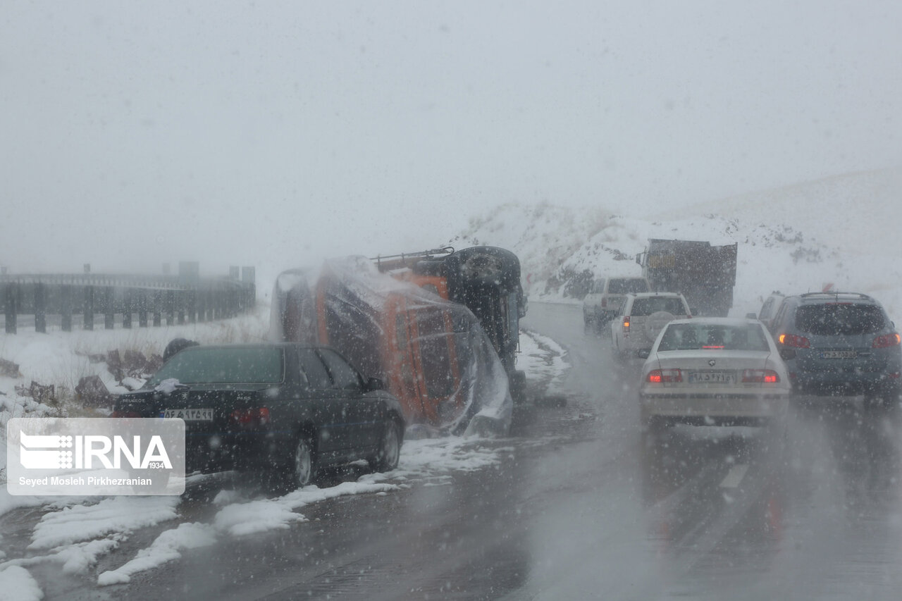 عکس/ کولاک، برف و تصادف در جاده‌های کردستان‎