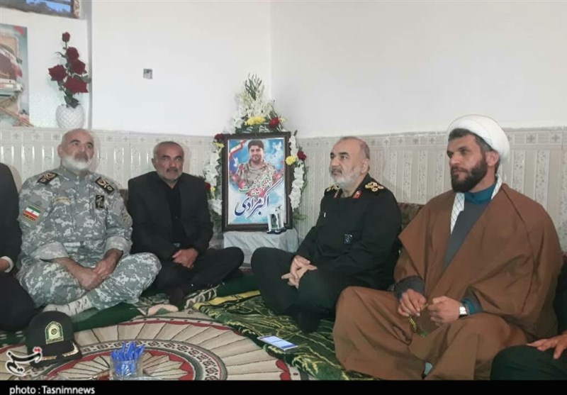 دیدار سرلشکر سلامی با خانواده شهید مدافع امنیت در خوزستان