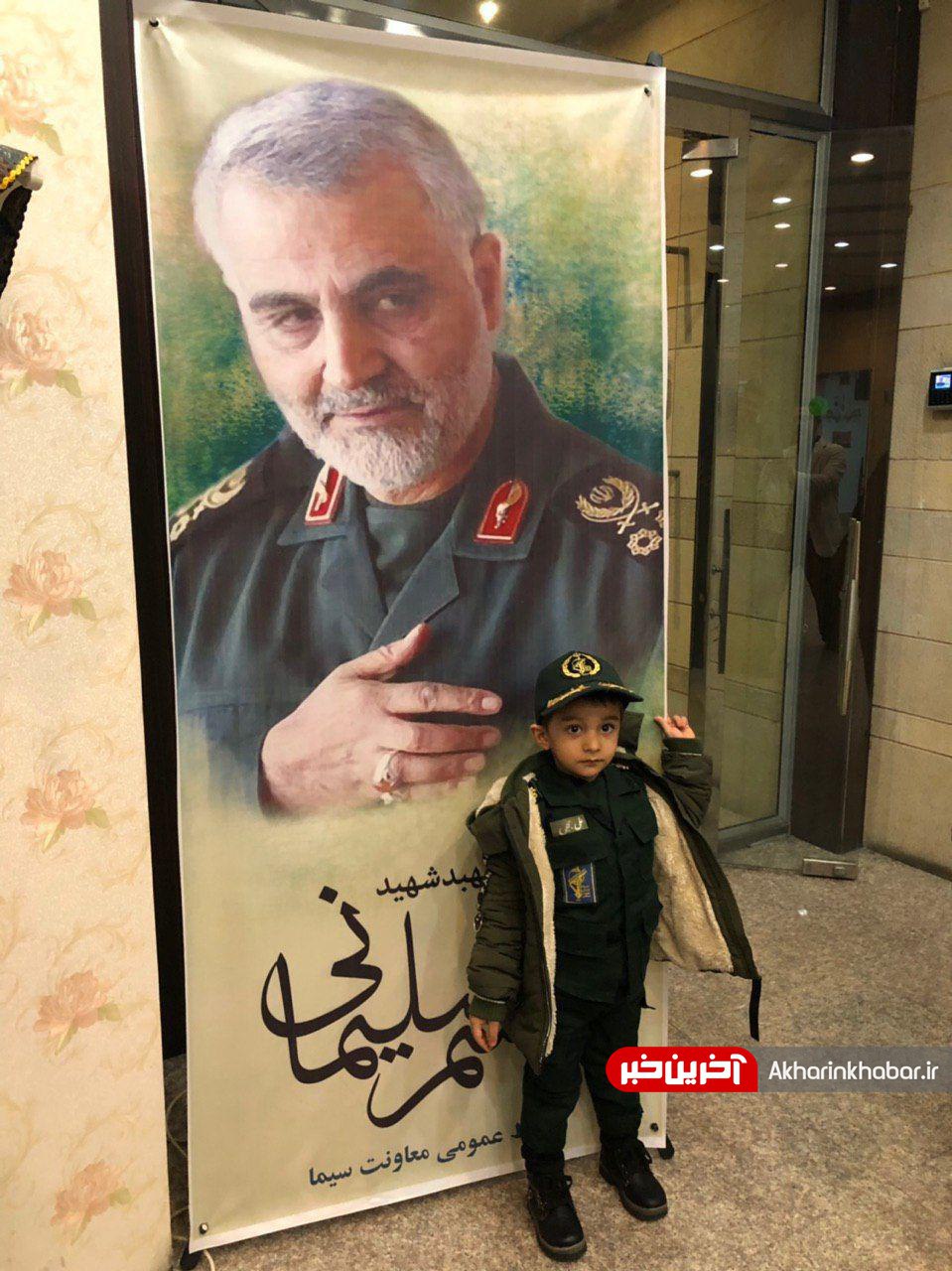 فرزند شهید حججی در کنار تصویر حاج قاسم سلیمانی