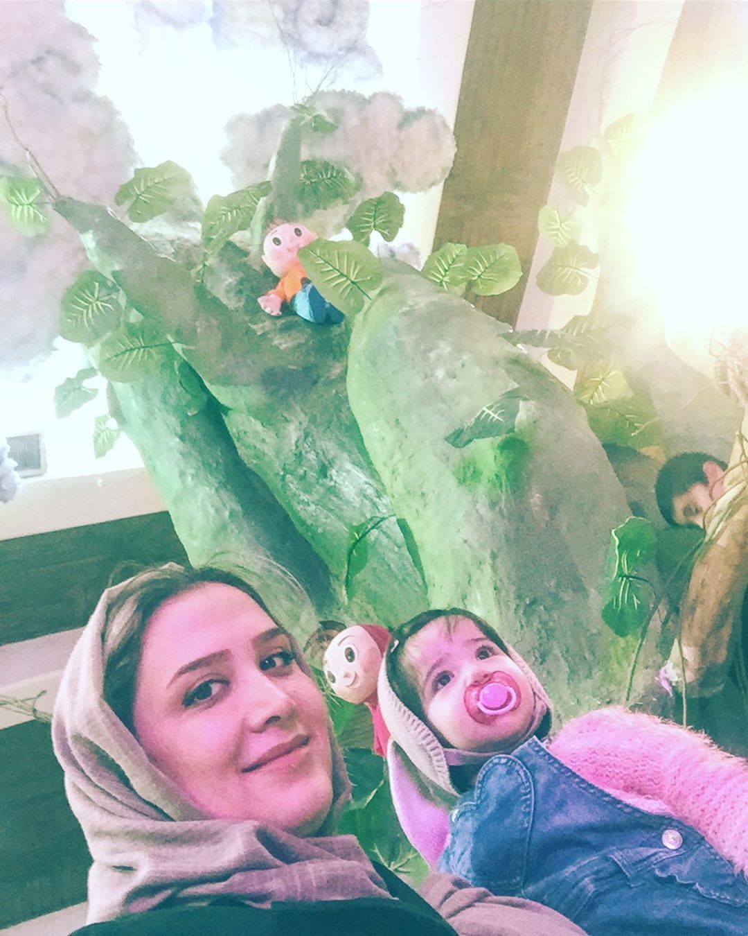 چهره ها/ سلفی خاله سارا با دخترش