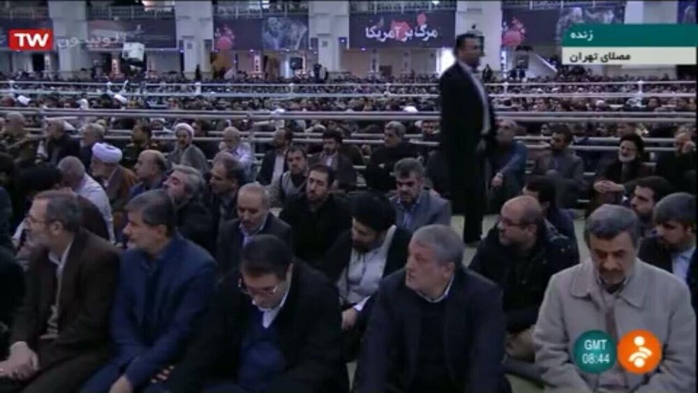 احمدی‌نژاد در صف اول نماز جمعه امروز تهران
