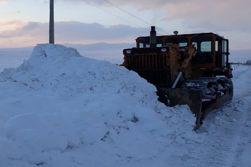 بارش برف راه ارتباطی ۱۰ روستای گیلانغرب را مسدود کرد
