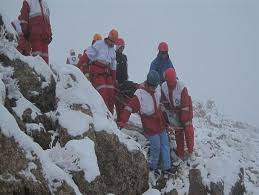 هفت گردشگر همچنان گرفتار در برف