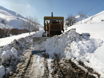 تلاش راهداران برای بازگشایی راه‌های روستایی در بوکان