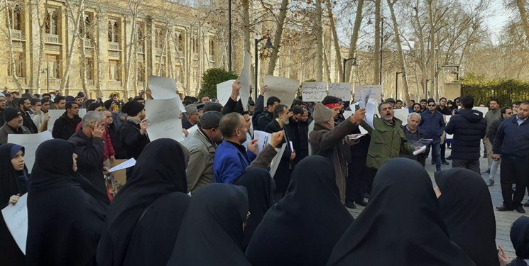 تجمع اعتراضی مقابل وزارت خارجه علیه ظریف