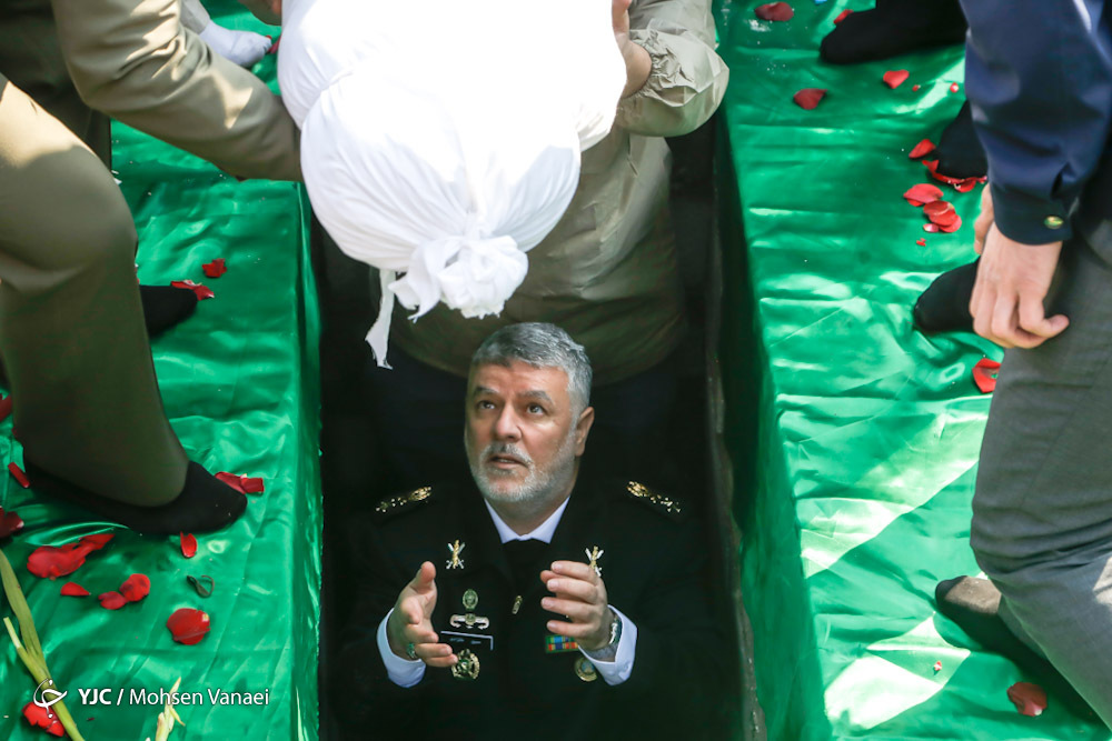 عکس/ تدفین شهید گمنام توسط فرمانده نیروی دریایی ارتش