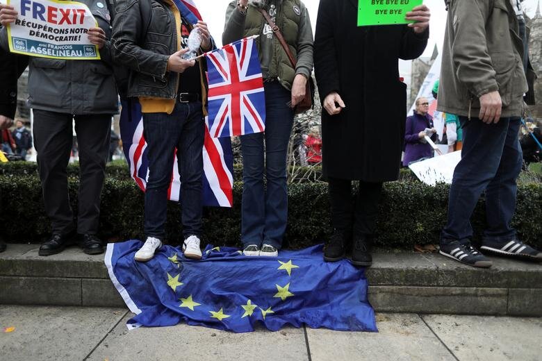 پرچم اتحادیه اروپا زیر پای شهروندان انگلیسی