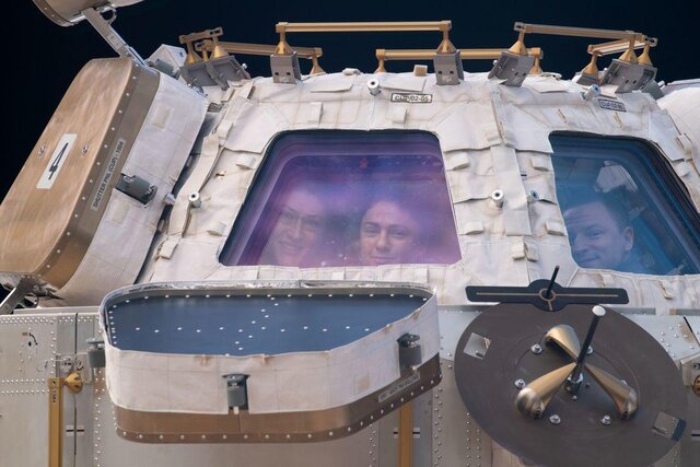 ۳ فضانورد پشت پنجره ایستگاه فضایی بین‌المللی
