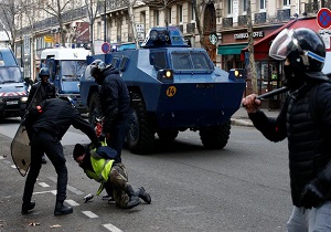 خشونت پلیس فرانسه علیه معترضان صدای نمایندگان لهستان را درآورد