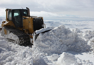 کمک رسانی ارتش به ۸۰ خودروی گرفتار در برف