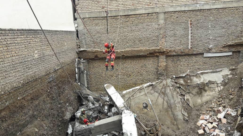 محبوس شدن ۲ کارگر در داخل چاه ساختمان نیمه‌کاره تهران