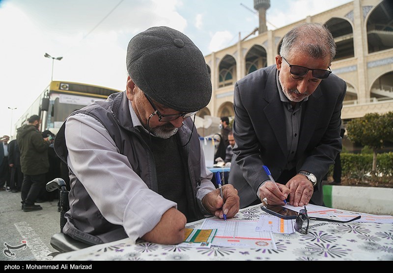 عکس/ شرایط خاص یک نمازگزار تهرانی در حال رای دادن 