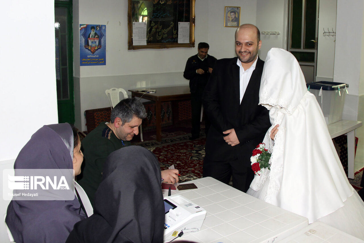 گزارش تصویری از عروس و داماد آستارایی پای صندوق رای