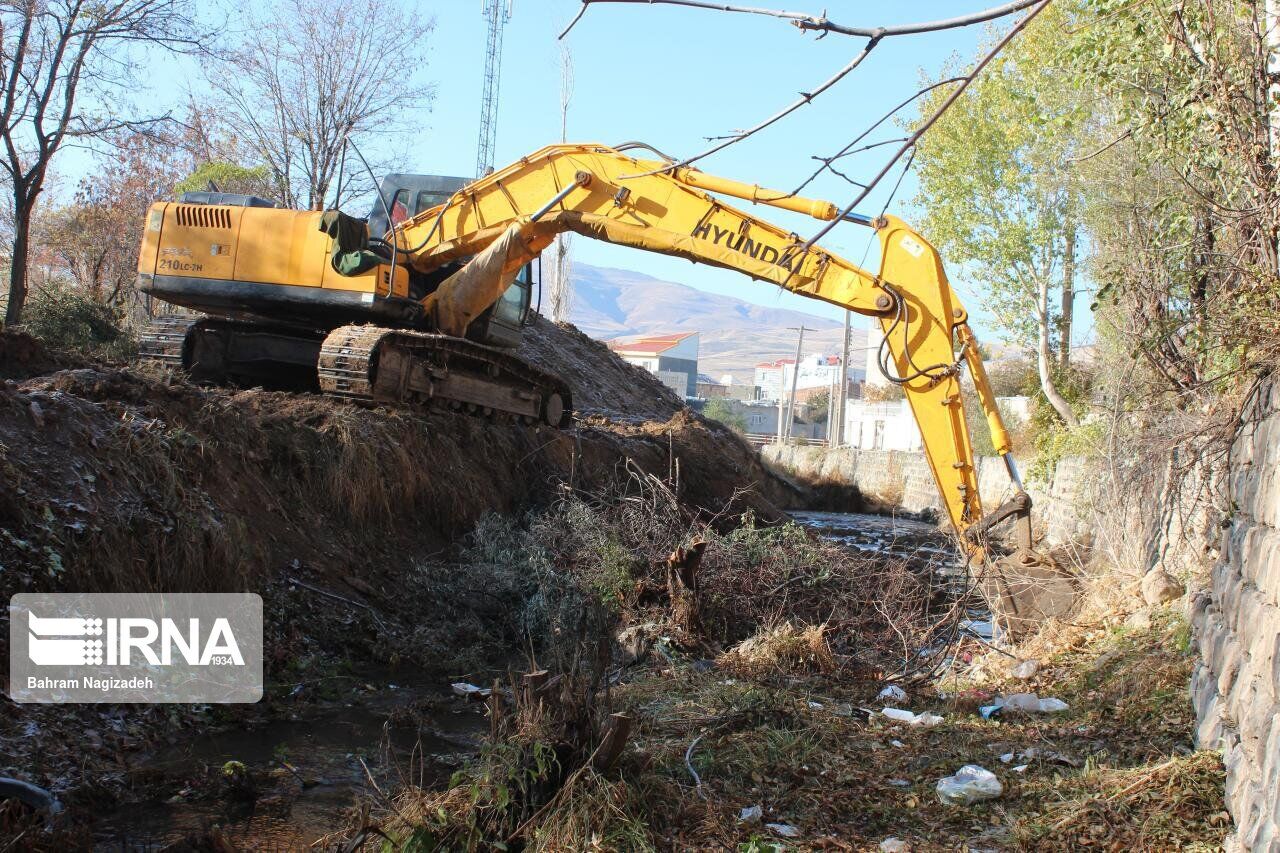 مسیرهای در معرض خطر سیلاب بروجرد لایروبی شدند