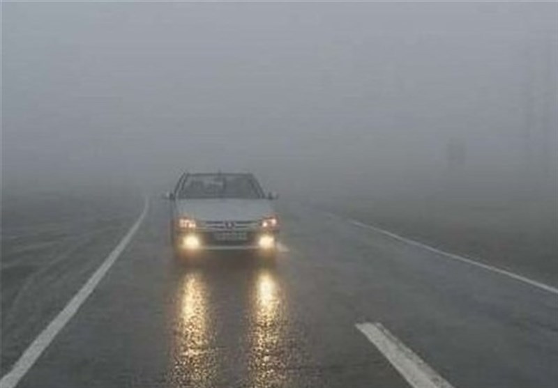مه‌گرفتگی و بارش باران در جاده‌های استان مرکزی