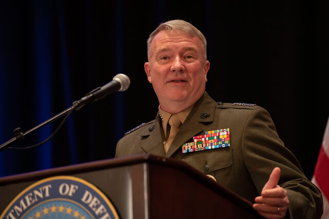 فرمانده سنتکام: برای مقابله با ایران سامانه موشکی به عراق می‌فرستیم