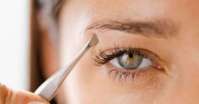 مهم‌ ترین عوامل و علت ریزش ابرو در افراد چیست؟