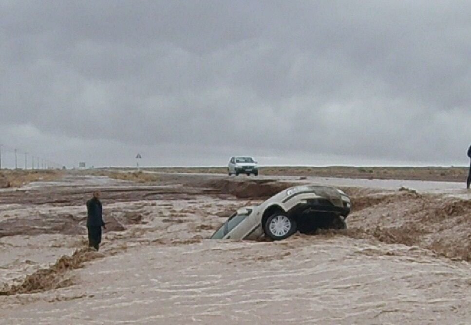  ماموران پلیس طبس زوج گرفتار در سیلاب را نجات دادند